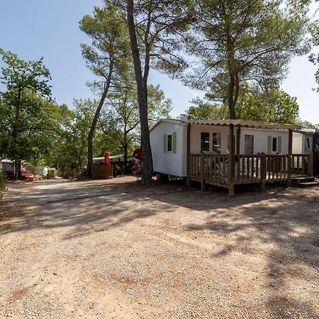 Camping Lou Cantaire Hotel Файенс Екстериор снимка